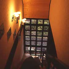 落下事故防止　安全に誘導する階段照明