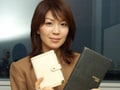 「２冊の手帳」を持つ美人広報