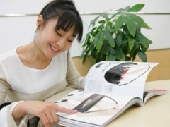 雑誌を読む"