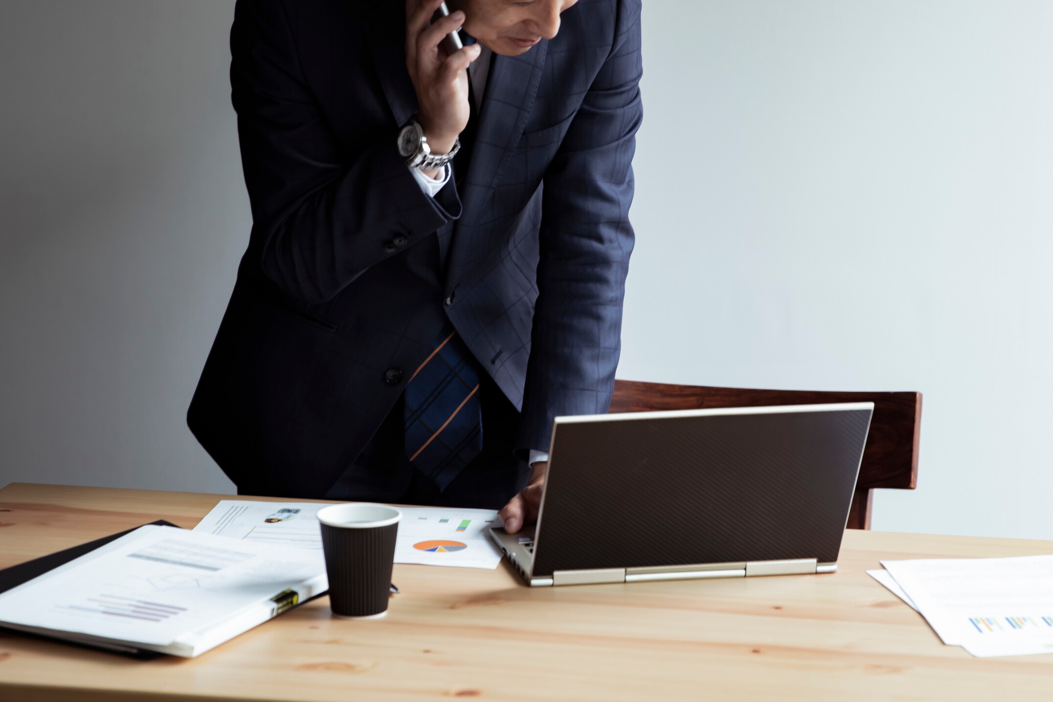 突然のメールでは挨拶を忘れずに！メールの始め方とビジネス例文 [SOHOで働く] All About