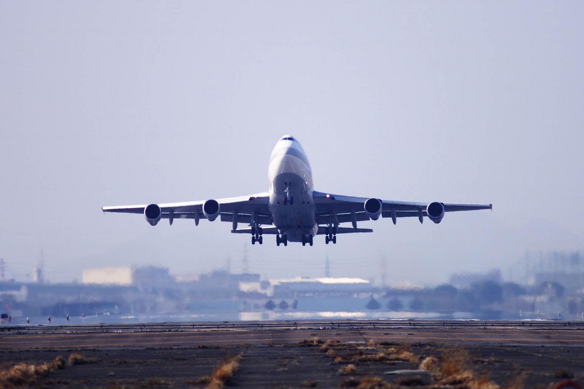 乾燥・温度差に注意！ 飛行機内の過ごし方