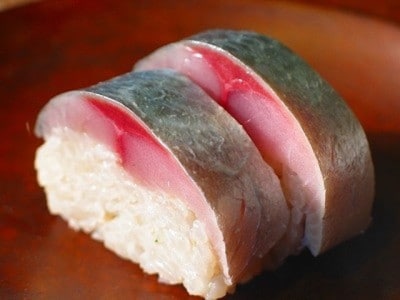 しめ鯖（さば）のレシピ！ ピカピカに輝く「鯖寿司」の作り方