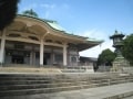 鶴見、丘、川、海のある国際的な街