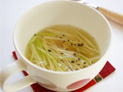 マグカップひとつで簡単！ シンプル香味野菜スープ