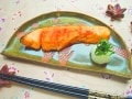 鮭をフライパンで調理！クッキングシートを使った簡単な焼き方