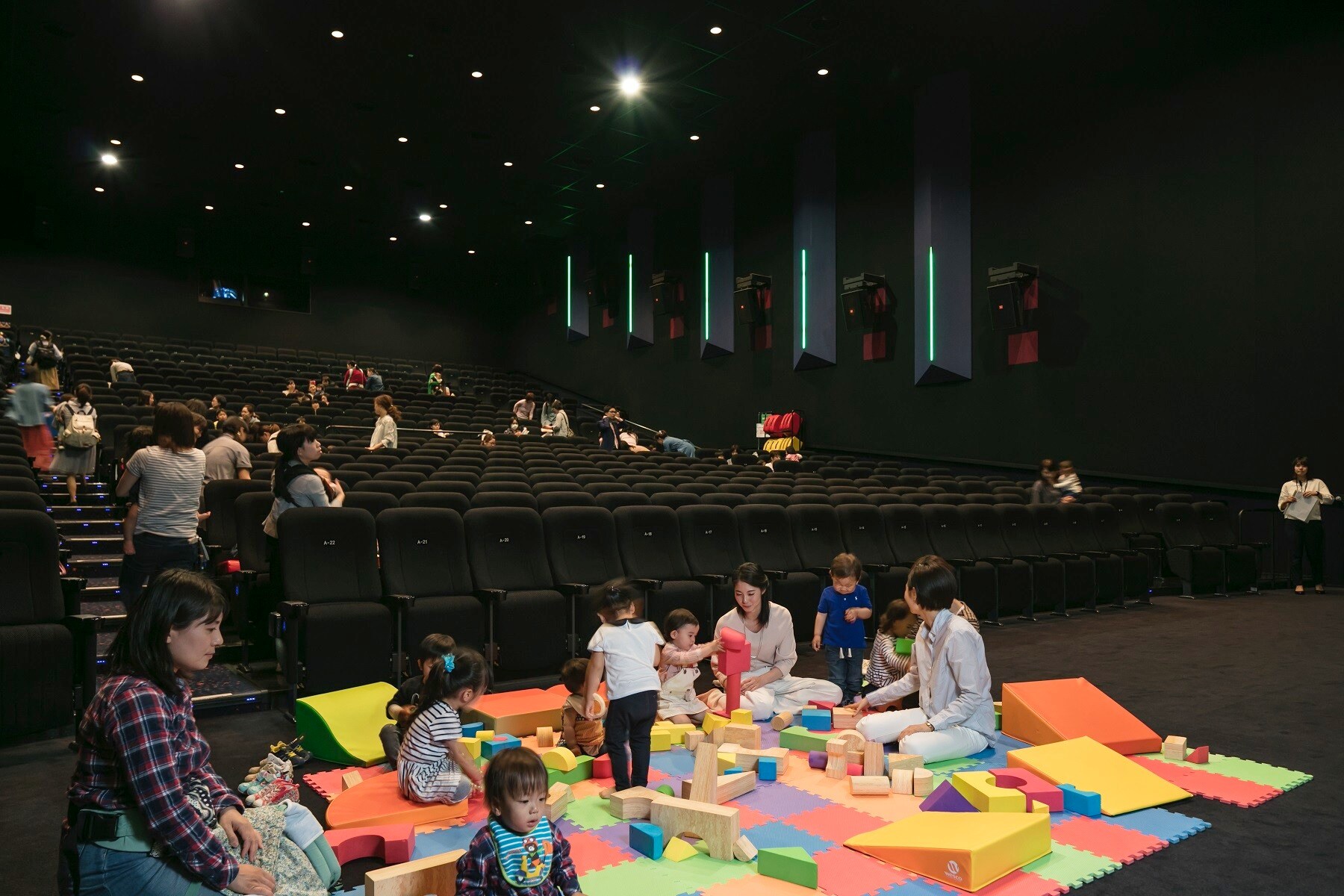 赤ちゃんと一緒に映画館！子供連れに優しい託児や保育士付シアター 