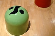 坐ることを拒否する椅子をつくった男（前