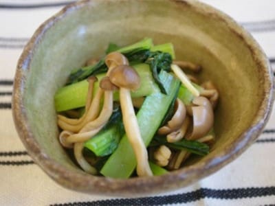 小松菜としめじのニンニク醤油炒めの作り方！簡単副菜料理レシピ