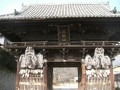 2メートルの巨大わらじと天狗面　「西國寺」