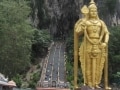 黄金像がお出迎え！ヒンドゥー寺院バトゥー・ケーヴへ
