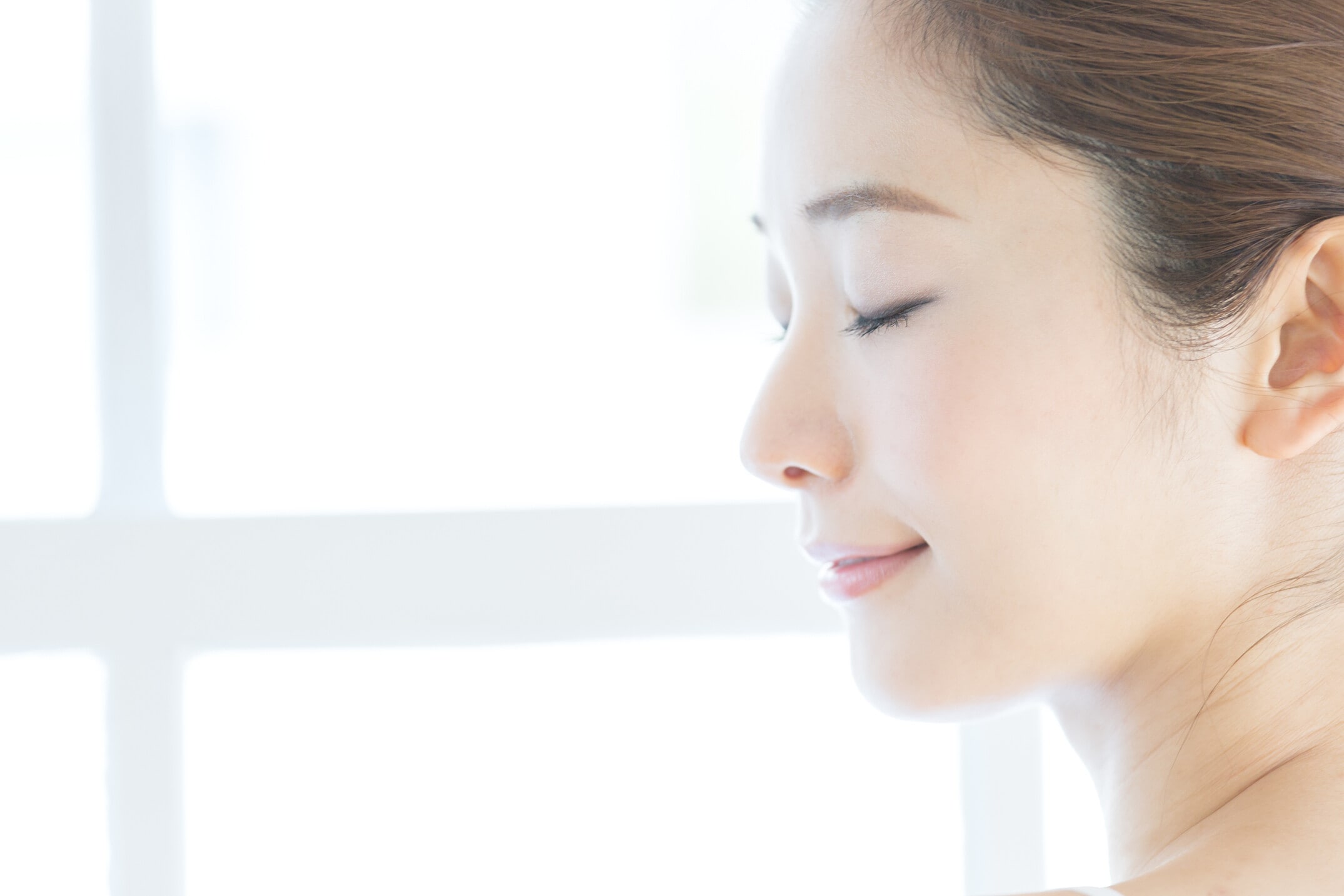 後ろを向いた男性