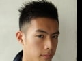 オシャレな大人男性の横分け刈り上げショート