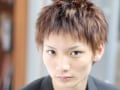 ざくざくした束感で動きのあるショートスタイル