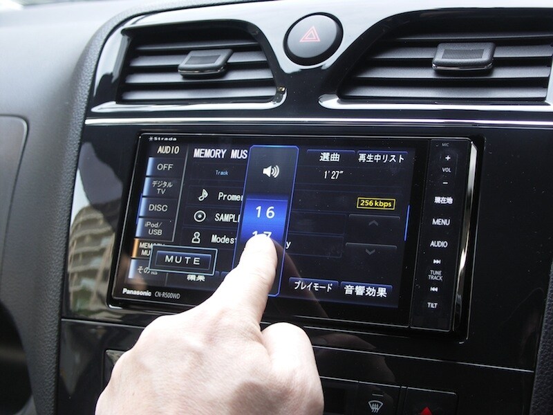 スマホ感覚で操作ができる！ ストラーダRシリーズ [カーナビ