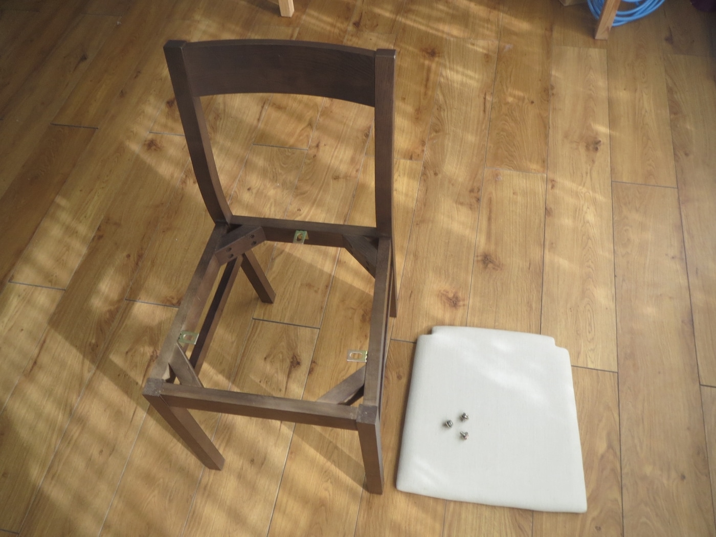 【DIY】身近な道具を使った座面の張り替えの仕方を解説！前編