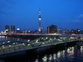 東京スカイツリーを望む隅田川沿いの複合ビルで夜遊び