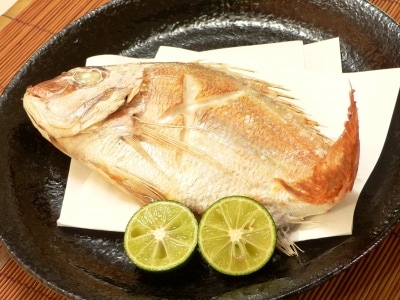 ノンフライヤー焼き魚の簡単レシピ！鯛の尾頭付き