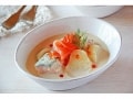 盛り付けで華やかに！サーモンの豆乳シチュー