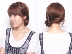 細い三つ編みがかわいい！ シニヨン風サイドヘアアレンジの