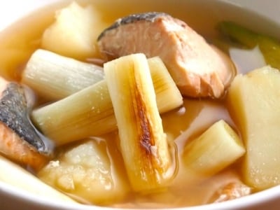 透明なスープが絶品　焼きネギと焼き鮭の三平汁