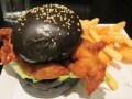 歴史情緒あるお店でチリクラブバーガー／シンガポール