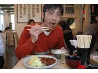 筆者みそかつ食うの図