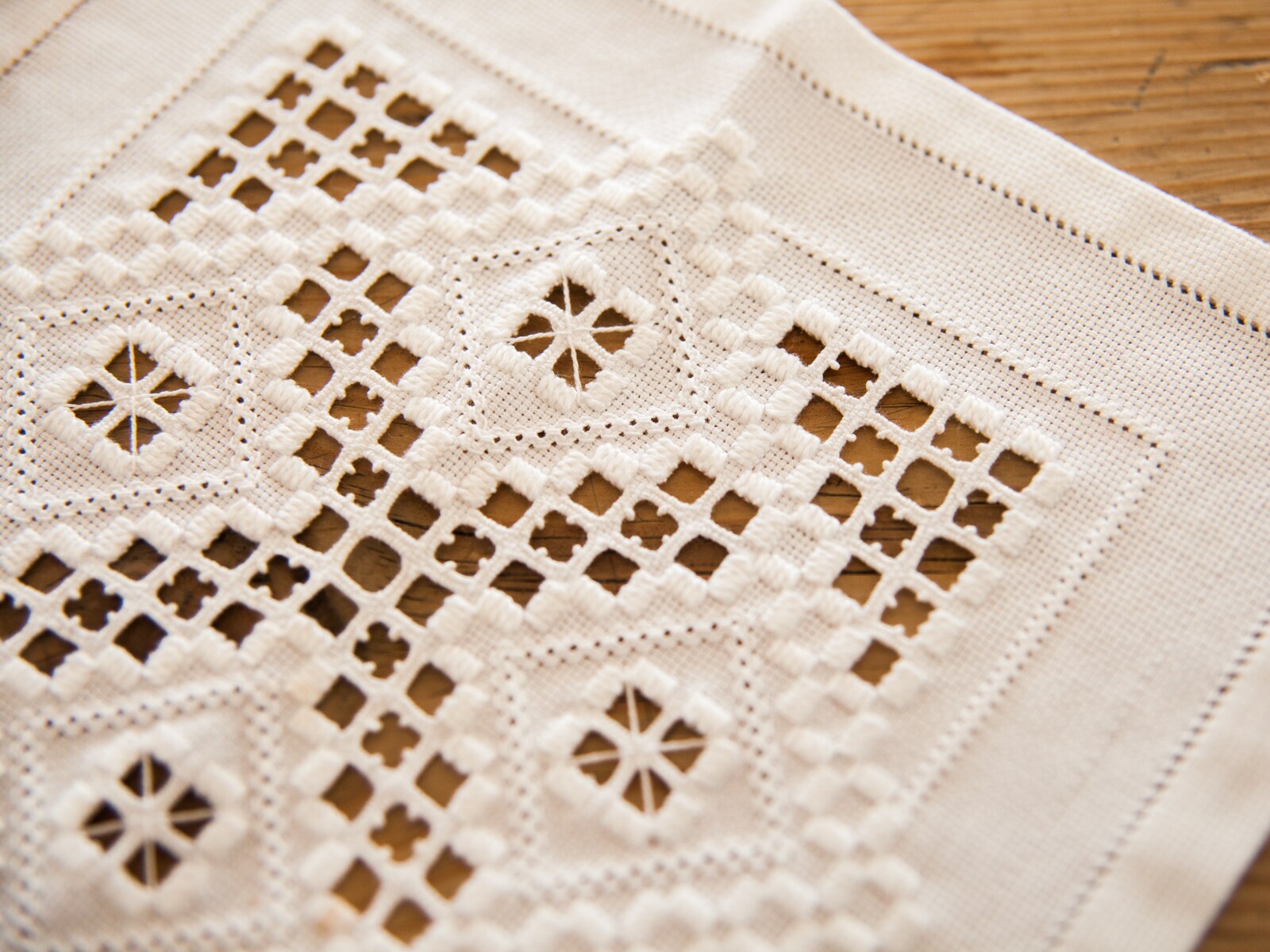 アンティークノルウェー ハーダンガーレース 雪柄刺繍 よつ葉型