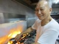 シンガポールのお洒落スポットで炭火炊きのお粥を
