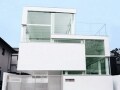高台のリゾートのような白い家［Casa NA］