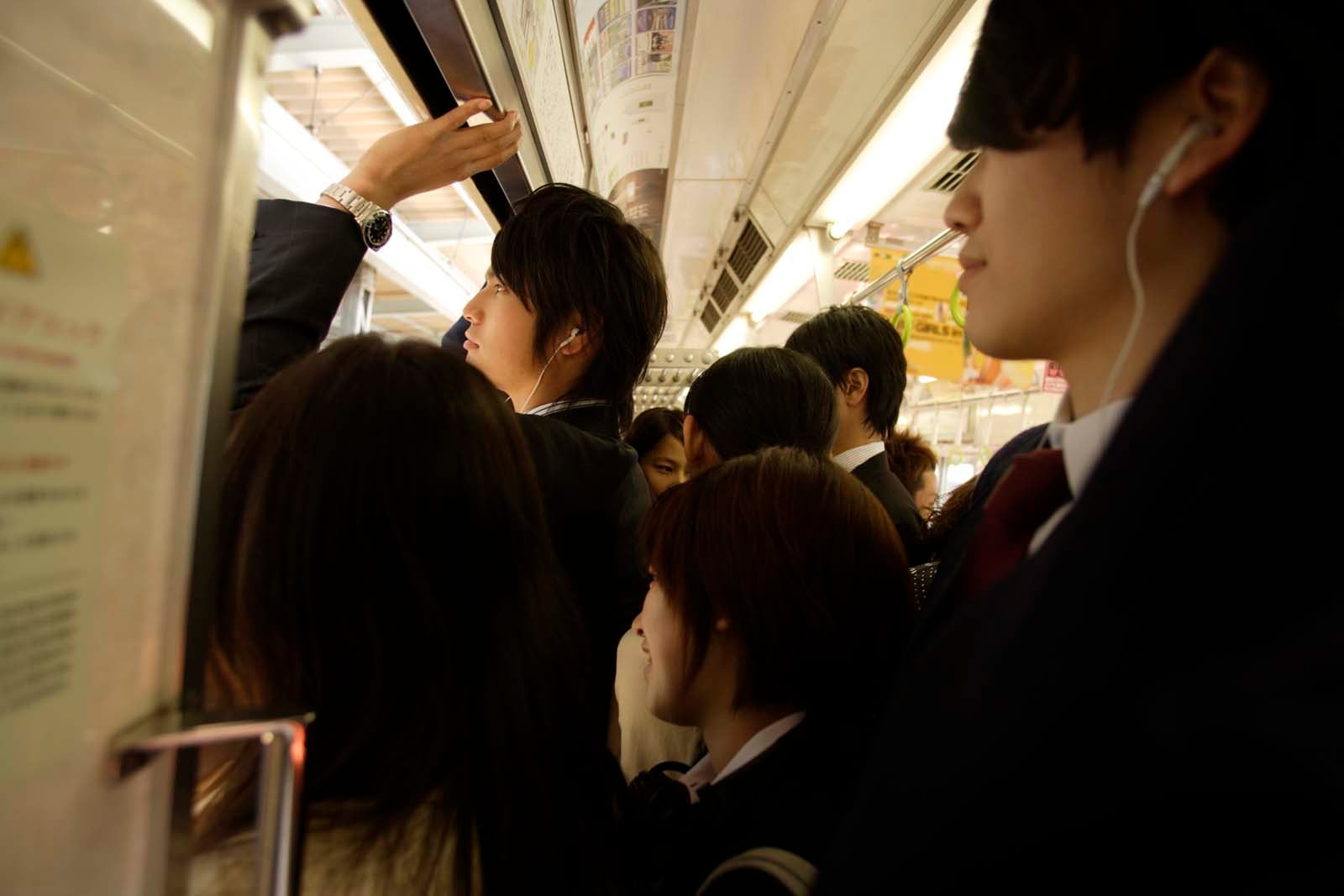 空いた電車内でも要警戒！性犯罪の被害を防ぐワザ [痴漢の対策] All About