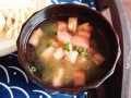 トマトととろろ昆布の即席和風スープレシピ……出汁いらず！