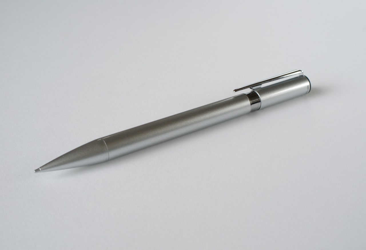 ミニマル デザインのペン トンボ鉛筆 ZOOM L105 [ボールペン・万年筆