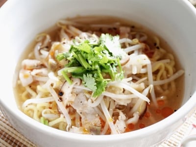 もやしたっぷり酸辣湯麺のレシピ……すっぱ辛さがヤミツキ！