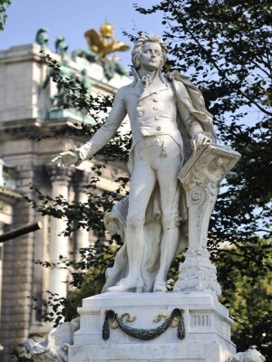 東京パラリンピック ピンズ オーストリア モーツァルト Mozart-Denkmal-1-750x1000.jpg