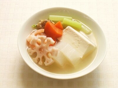 根菜とシーフードのコンソメ湯豆腐