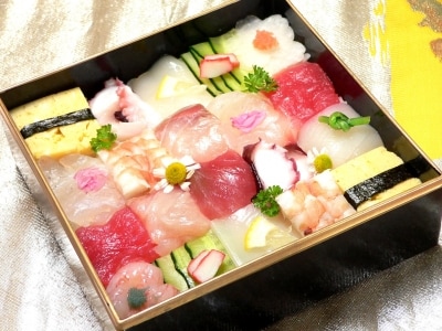 カラフルなモザイク寿司レシピ……市販の刺し盛りで作る！