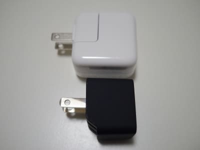 付属の充電器と小型充電器の大きさ比較