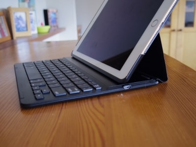 iPadでケース一体型キーボードを使う様子