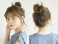 お団子ヘアの簡単な作り方！ゴムだけで高めに作る「メッシーバン」