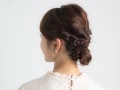 三つ編み×くるりんぱで結婚式アレンジ！ ミディアムヘアにおすすめ