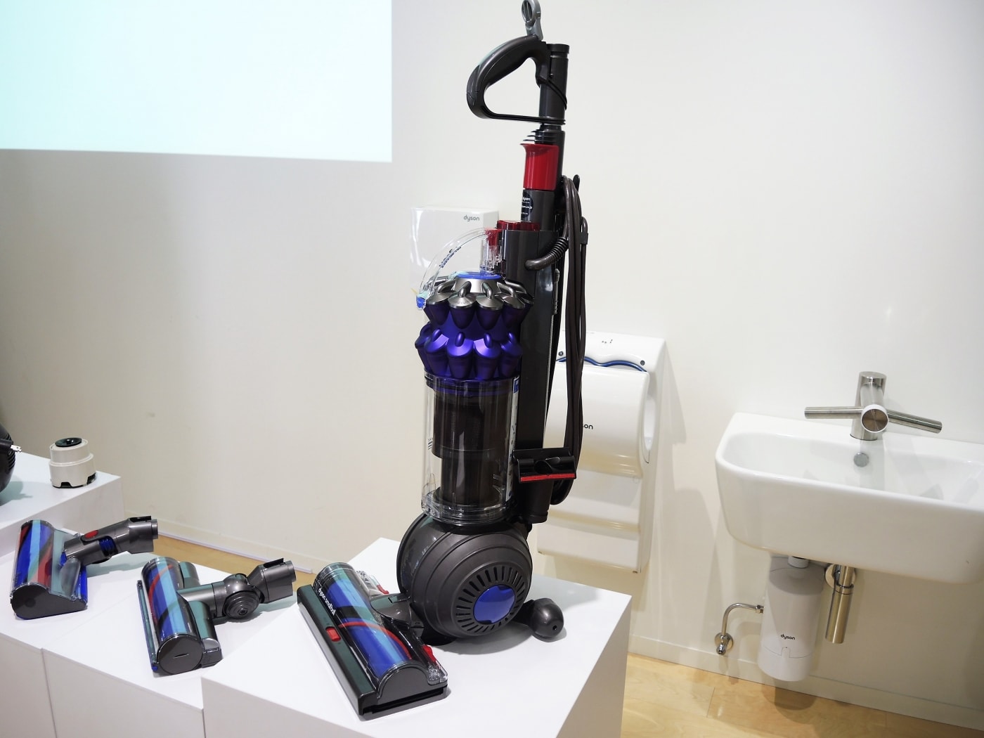 8年ぶりのアップライト型も、ダイソン2つの最新掃除機 [生活家電
