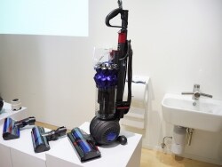 8年ぶりのアップライト型も、ダイソン2つの最新掃除機 [生活家電