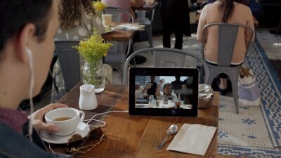 外出先でNetflixを楽しむようす