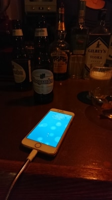 何か話題が欲しくなったらおもむろに充電して、話しかけてもらいましょう。写真は五反田のコワーキングスナックでどや顔した時のものです