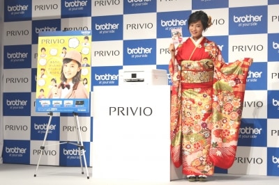 振袖姿を披露する「こじるり」こと小島瑠璃子さん