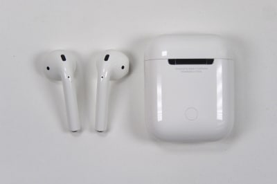 Bluetooth接続がうまくいかないときも、充電ケース背面にあるボタンを長押しすればセットアップが可能な状態になります。
