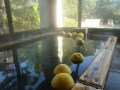 冬限定！果物浮かぶ「フルーツ温泉」が楽しめる宿