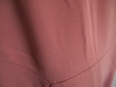 クレープ地など表情のある生地を使用したアイテムはのっぺりした印象にならないのが嬉しい
