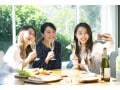 写真写りは目を開く程度で変わる！目力をUPするコツと顔ヨガ