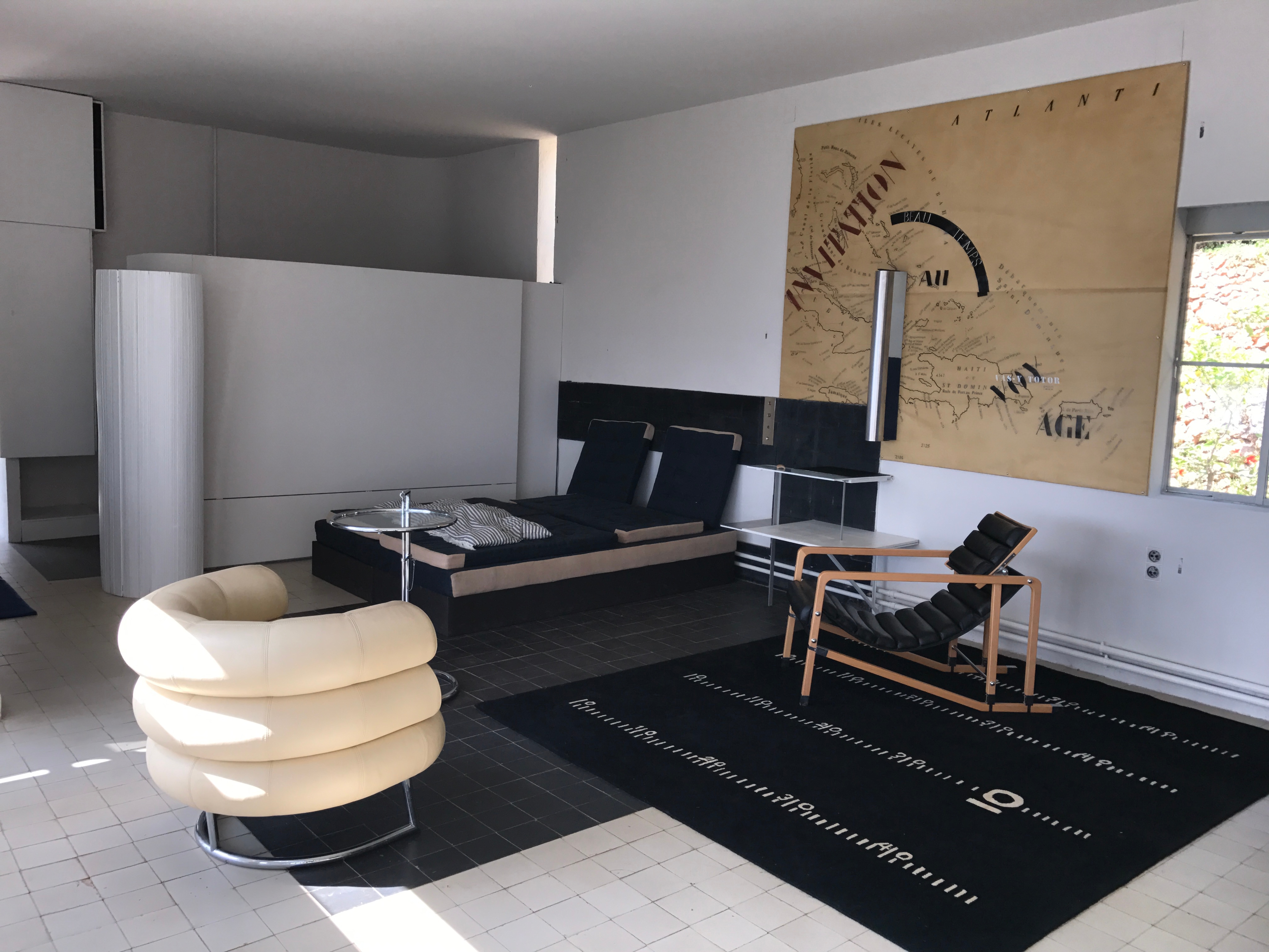 名作テーブルE-1027を作ったアイリーン・グレイとは？ [家具